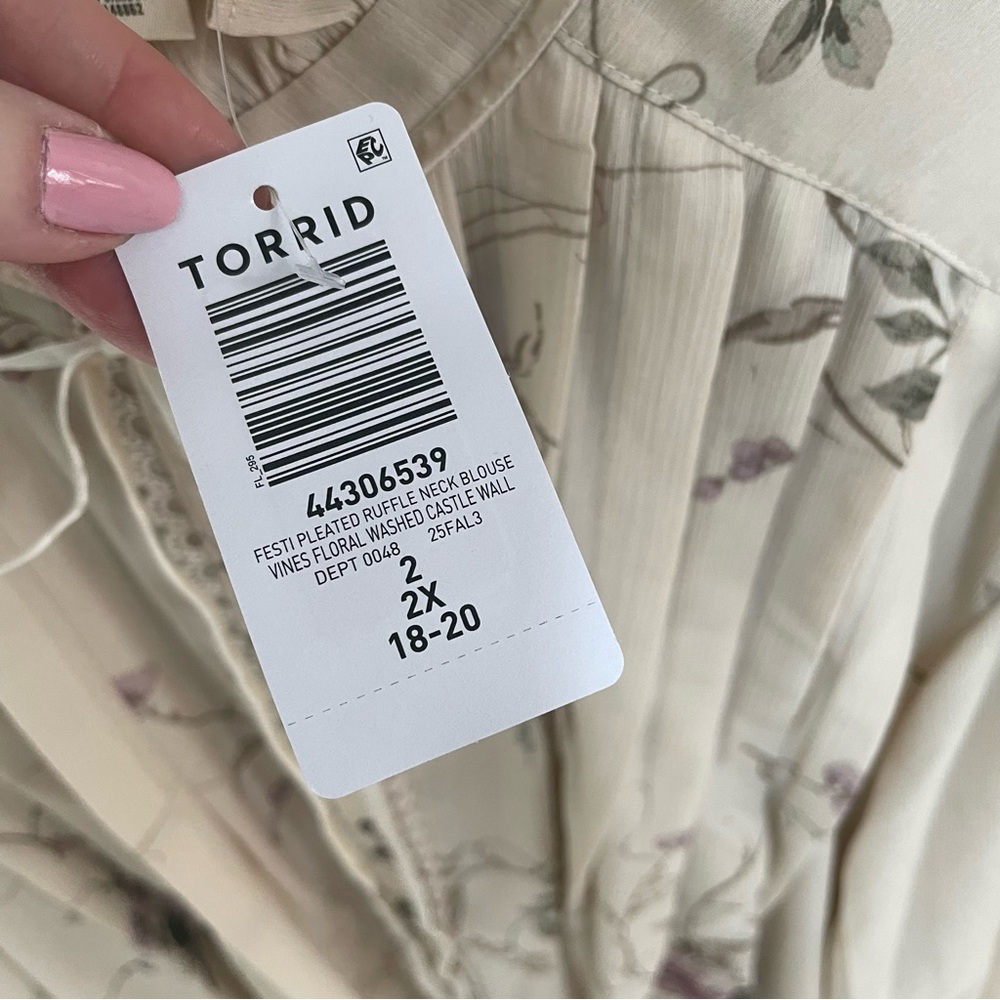 NWT Torrid Festi Ivory Floral Pleated Ruffle Neck Ribbon Accent Romantic Blouse - Picture 4 of 12